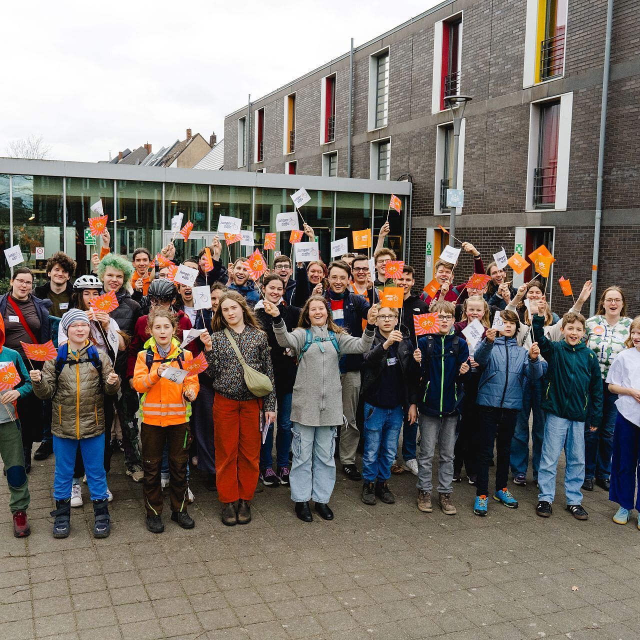 Die Teilnehmenden der Landesjugendversammlung 2026 freuen sich über eine erfolgreiche 1. Versammlung.