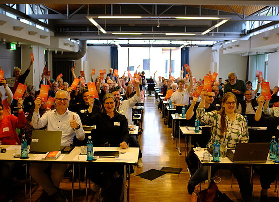 Die Delegierten jubeln zum Kampagnenstart bei der Landesversammlung 2026 am 18. April 2026 in Münster.