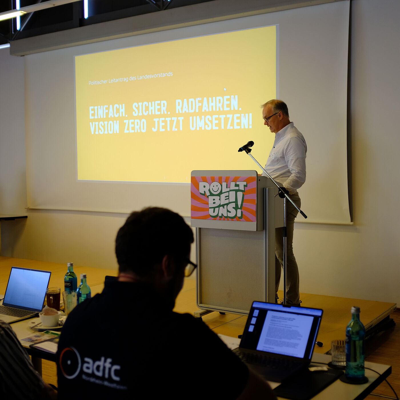 Landesvorstandsmitlglied Marc Zietan stellt den politischen Leitantrag auf der Landesversammlung 2026 am 18. April 2026 in Münster vor.