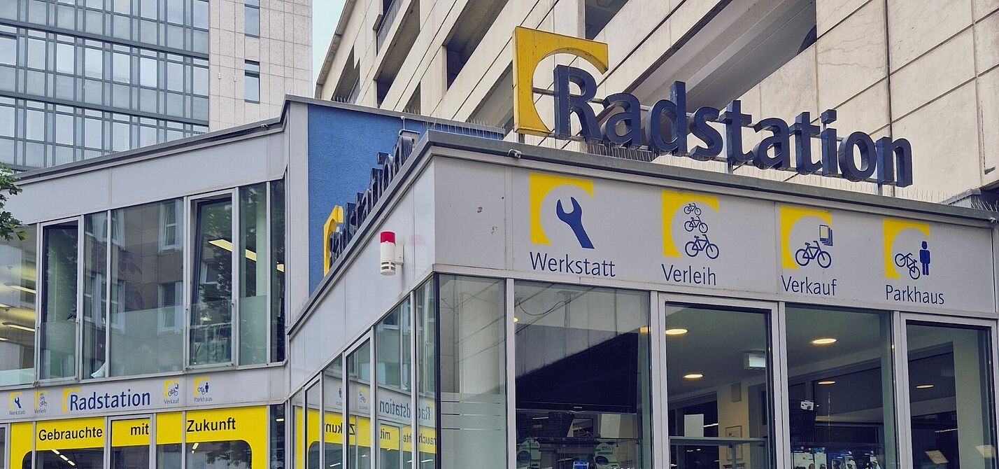 Die Radstation am Düsseldorfer Hauptbahnhof, im Vordergrund steht ein Fahrrad an einen Beton-Poller gelehnt