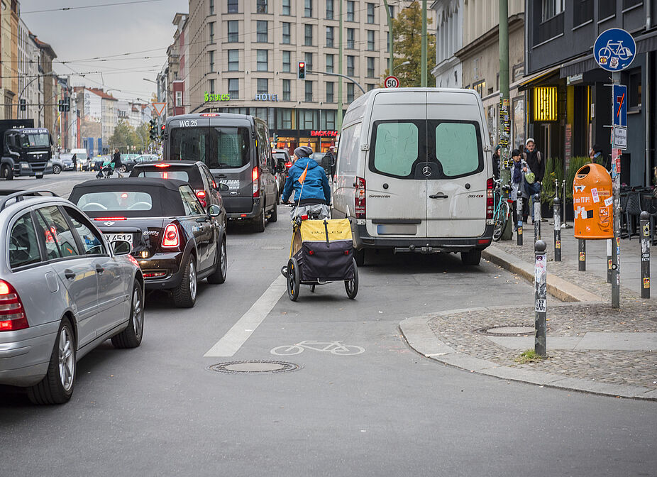 Themenfoto Blockierter Radweg Radfahren in der Stadt: blockierter Radweg