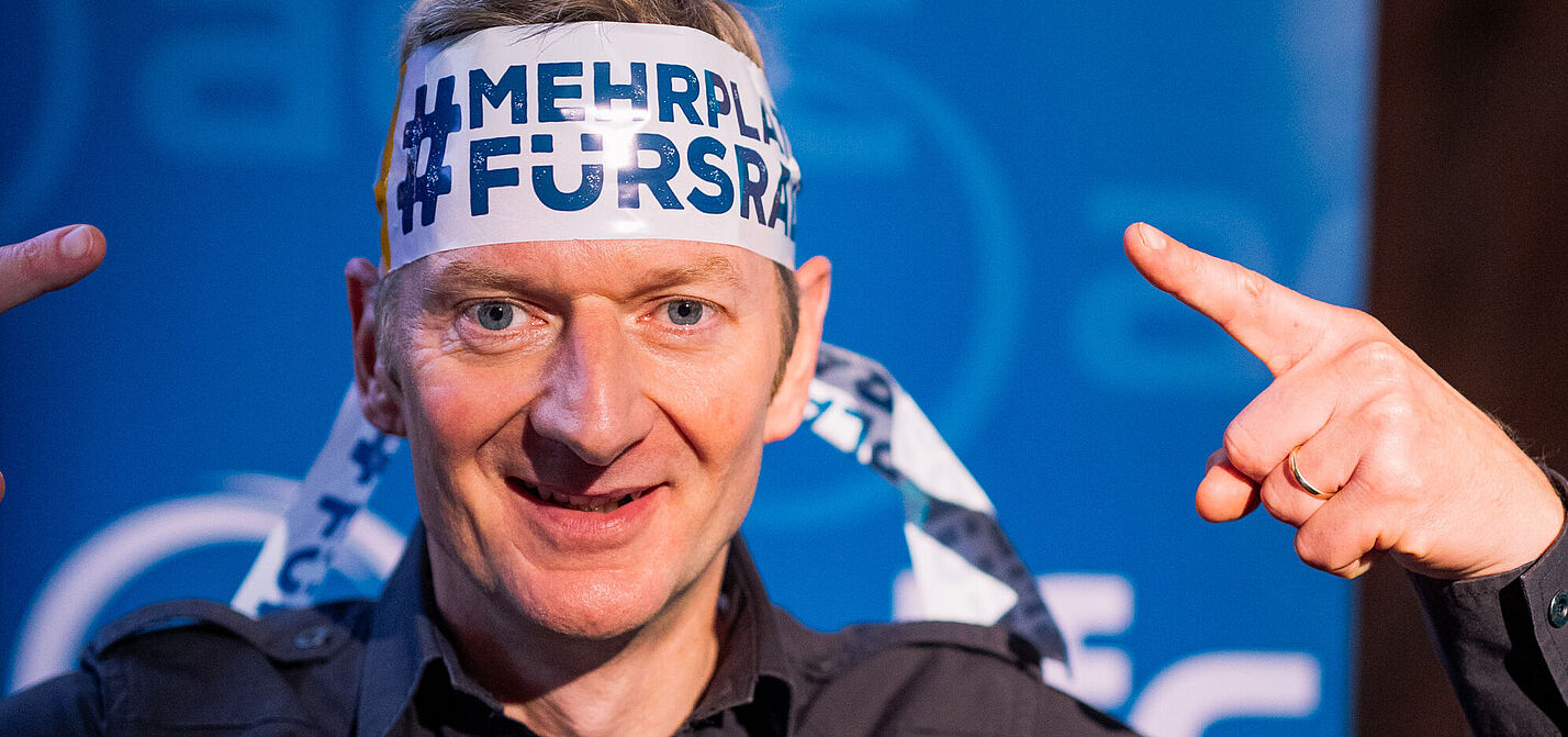 Michael Kessler mit ADFC-Kampagnen-Flasserband als Stirnband