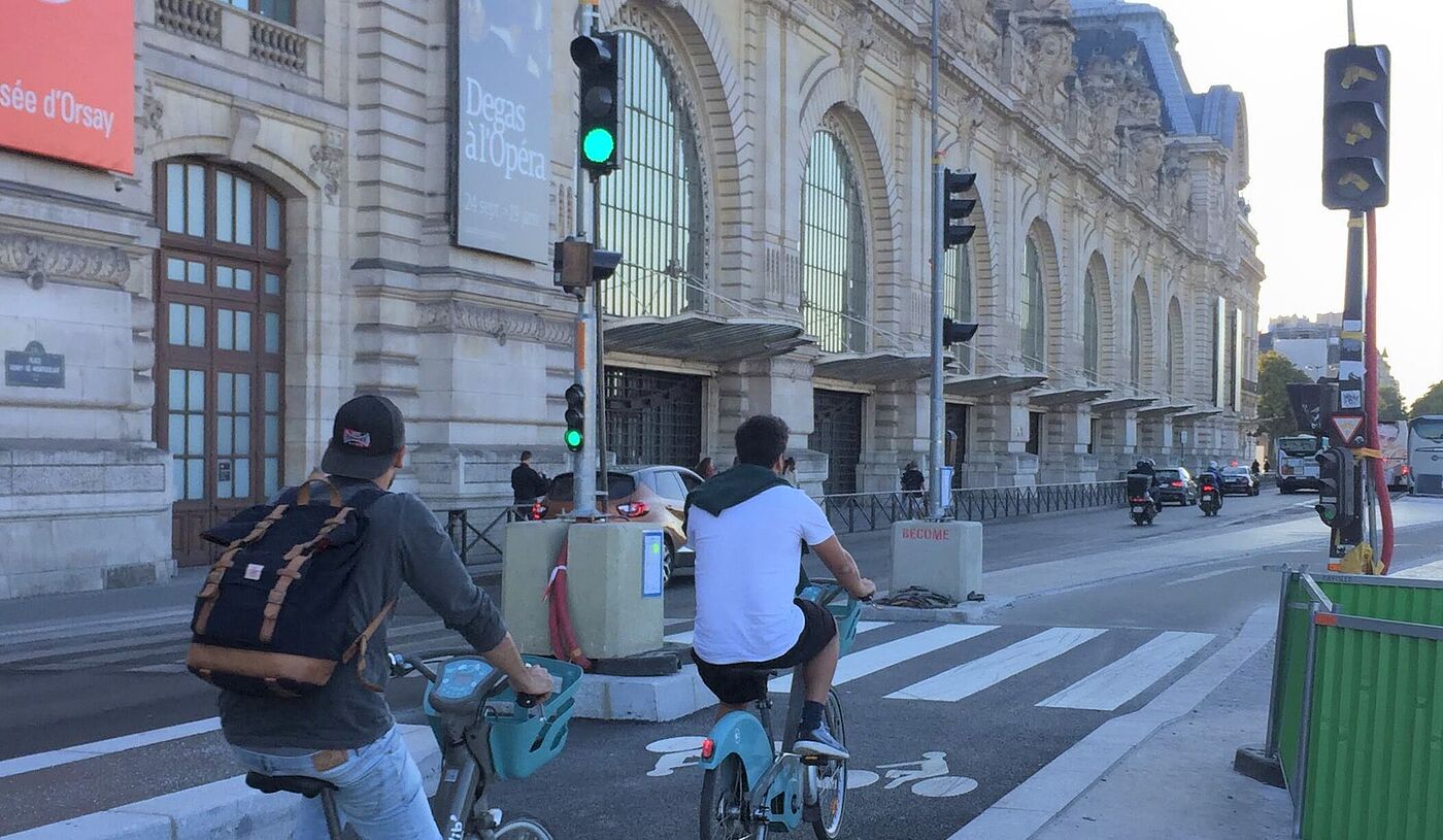 Radfahrerinnen auf einem Radweg in Paris