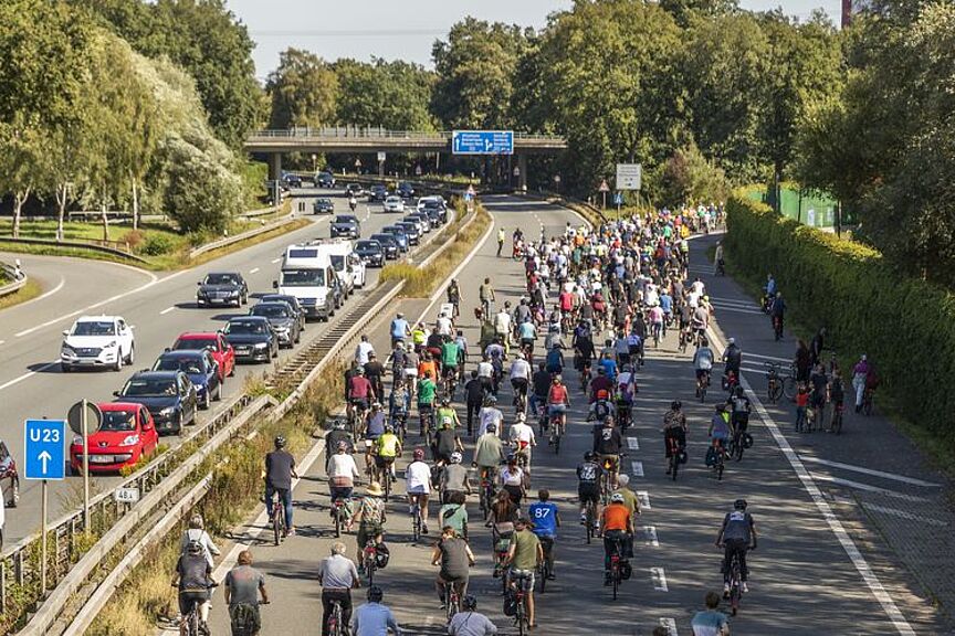 Hochstraßentour Bremen Viele Radfahrende auf der Autobahn.